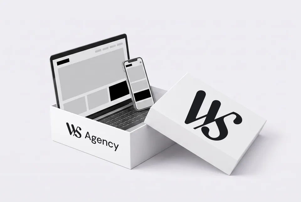 Une boîte blanche WS Agency ouverte, un ordinateur portable et un téléphone dedans, un site à l’écran