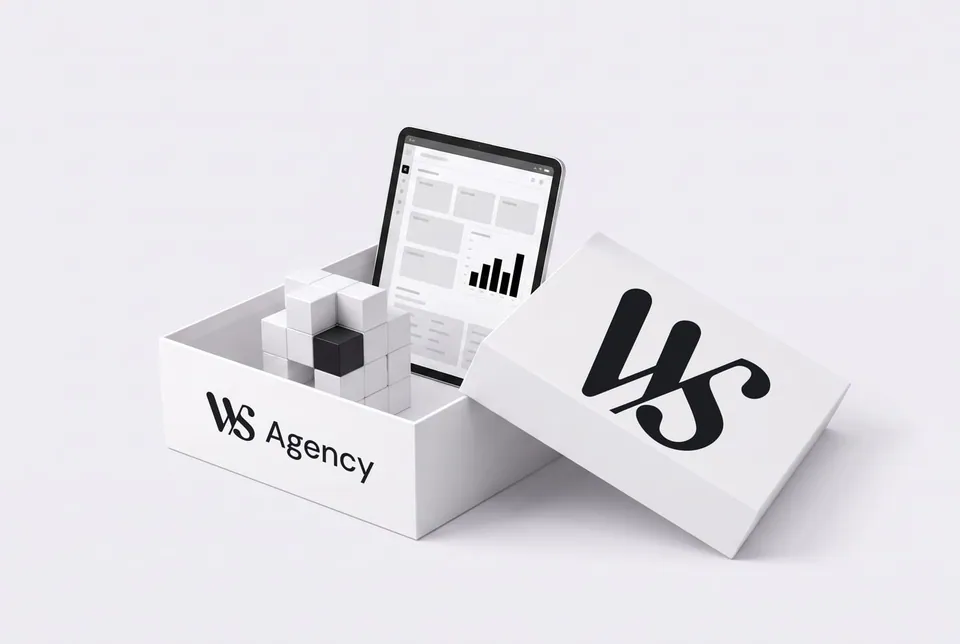 Une boîte blanche WS Agency ouverte, des blocs modulaires et une tablette dedans, un tableau de bord à l’écran