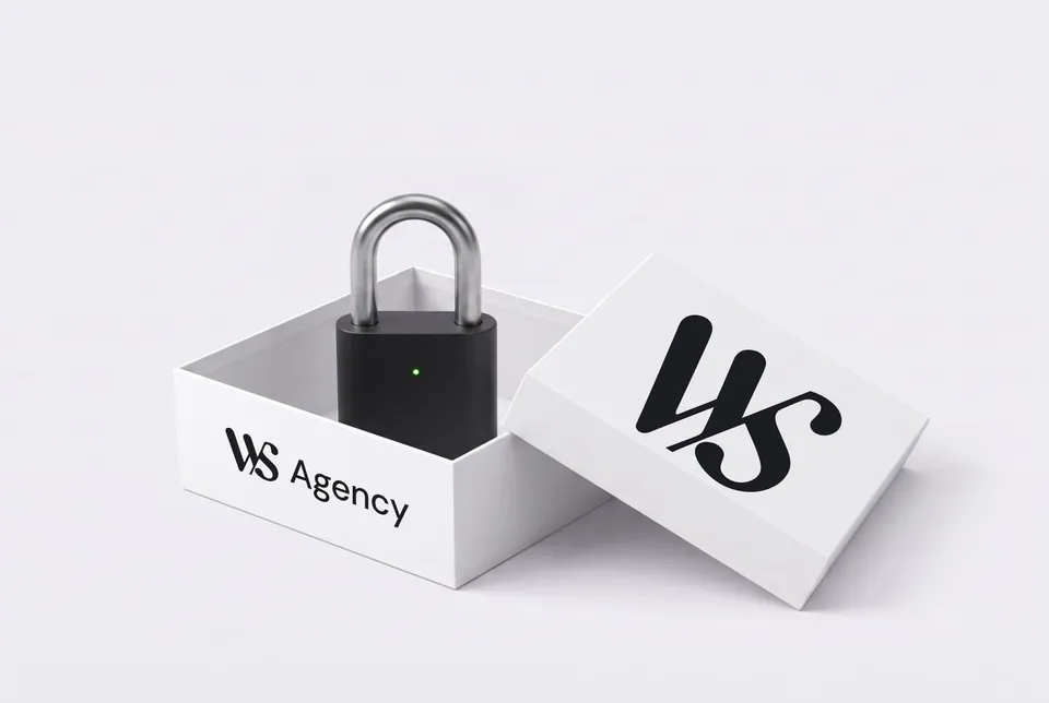 Une boîte blanche WS Agency ouverte, un cadenas noir dedans