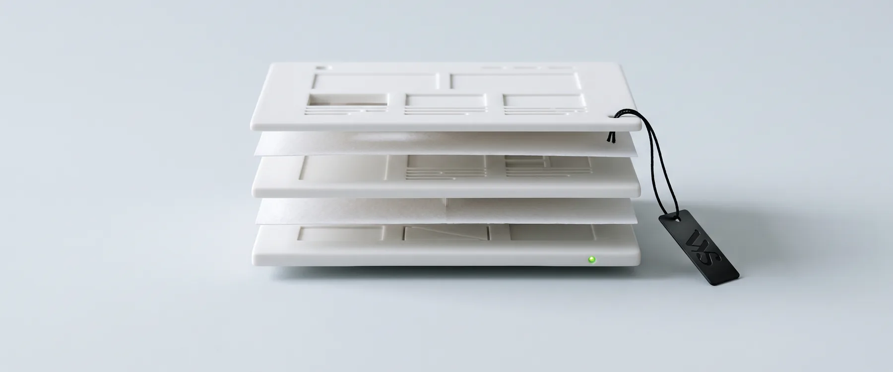 Une maquette blanche de site en trois plaques, avec une étiquette de prix noire marquée du monogramme WS
