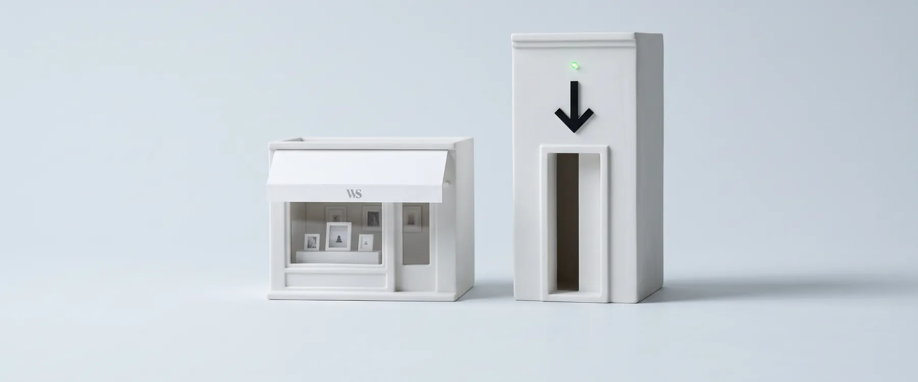Une petite boutique blanche à large vitrine à côté d’une seule porte surmontée d’une flèche noire