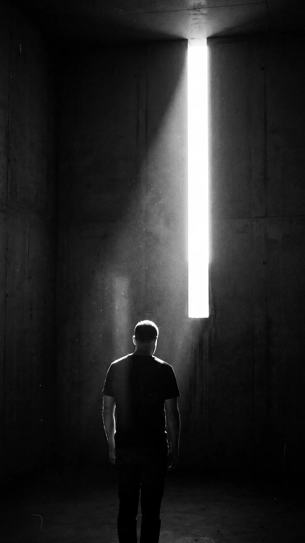 Silhouette debout dans un rai de lumière